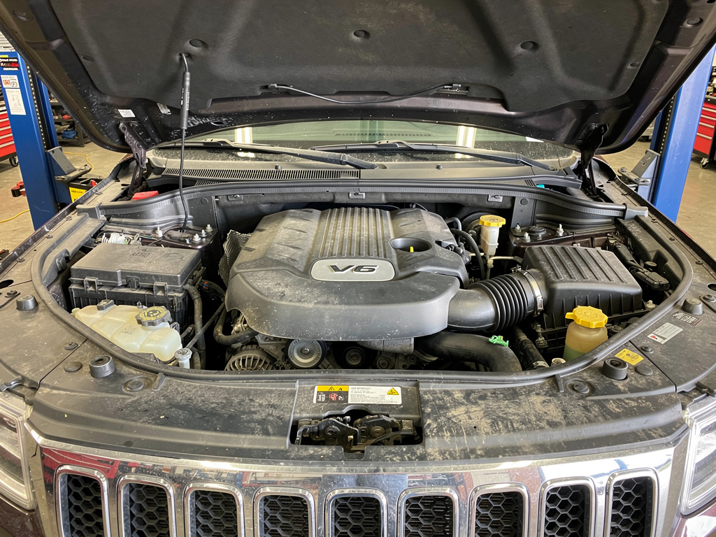 Jeep Grand Cherokee V6 engine bay